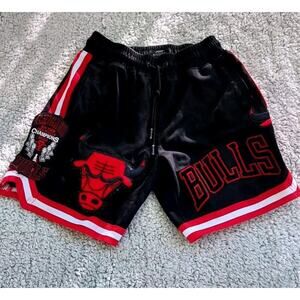 Pro Standard Mens Chicago Bulls Jordan Six Time NBA Finals Champions Shorts Med